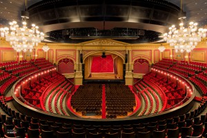 Interieur van de grote zaal van het Koninklijk theater Carré, een van de bekendste theaters van Nederland. Oorspronkelijk gestart als circustheater , opende deze schouwburg op 3 december 1887 haar deuren voor de eerste voorstelling van Circus Carre | The Royal Theater Carré is a theatre in the centre of Amsterdam, officially opened on 3 December 1887. In 1977 Carré became the official theatre of Amsterdam, and when it celebrated its centenary it became the Royal Theater Carré.